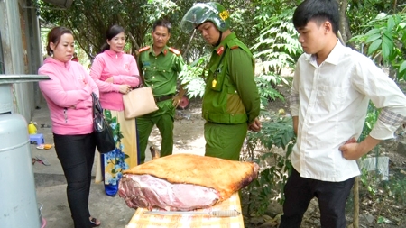 Một lượng lớn thịt heo n&aacute;i đ&atilde; được kh&ograve; chờ chế biến th&agrave;nh đặc sản được ph&aacute;t hiện tại cơ sở của &ocirc;ng Dũng.