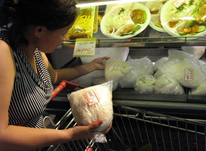 Khi chọn mua b&uacute;n người ti&ecirc;u d&ugrave;ng n&ecirc;n chọn mua b&uacute;n ở c&aacute;c si&ecirc;u thị, hoặc mua ở c&aacute;c cơ sở sản xuất b&uacute;n l&acirc;u năm c&oacute; uy t&iacute;n.