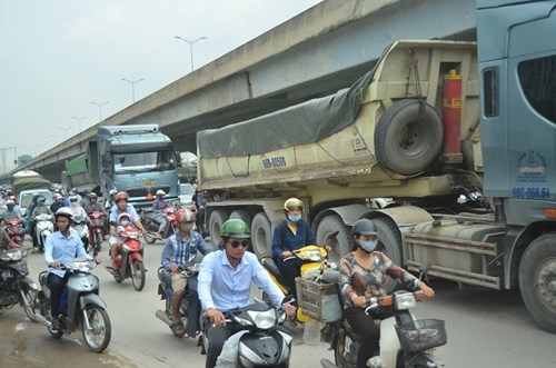 Đường Nguyễn Xiển hướng đi Linh Đ&agrave;m bị &ugrave;n tắc.