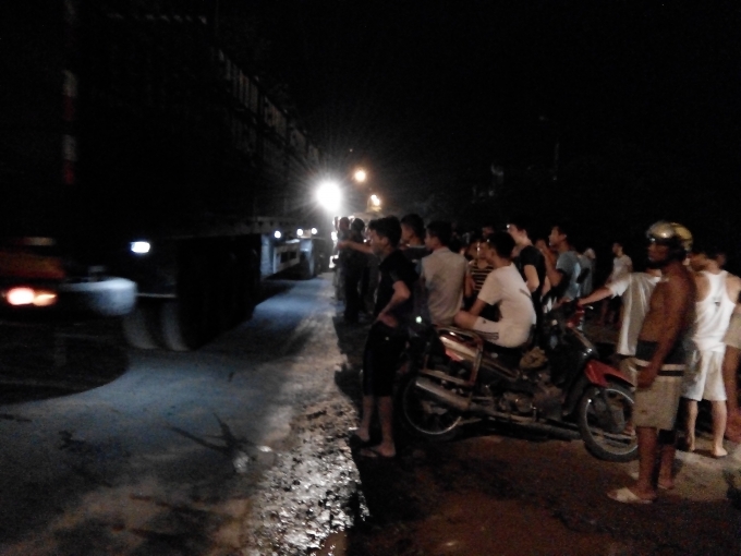 Người d&acirc;n v&acirc;y hiện trường vụ tai nạn.