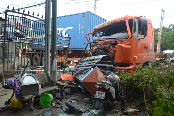 Chiếc xe lao thẳng v&agrave;o qu&aacute;n cơm.