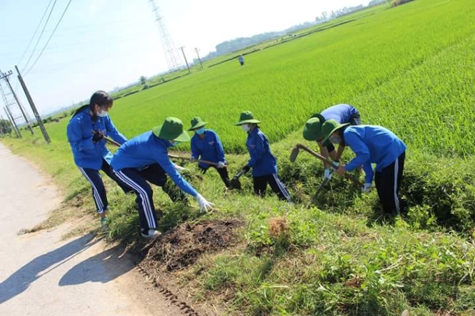 T&igrave;nh nguyện vi&ecirc;n quy&eacute;t rọn, chỉnh trang k&ecirc;nh mương, vệ sinh m&ocirc;i trường đường l&agrave;ng x&atilde; Ninh Sơn, huyện Việt Y&ecirc;n, tỉnh Bắc Giang. Ảnh Xị Nguyễn