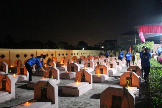 Thắp nến tri &acirc;n v&agrave; giao lưu văn nghệ &ldquo;Uống nước nhớ nguồn&rdquo;. Ảnh Xị nguyễn&nbsp;