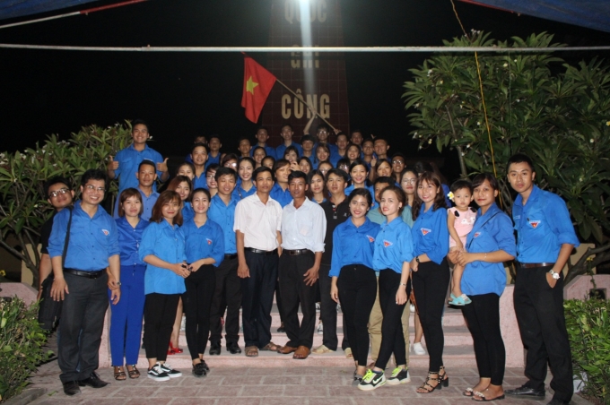 Đội t&igrave;nh nguyện c&ugrave;ng với c&aacute;c ban ng&agrave;nh, đo&agrave;n thể của x&atilde; chụp ảnh lưu niệm tại Nghĩa trang liệt sỹ. Ảnh Xị Nguyễn