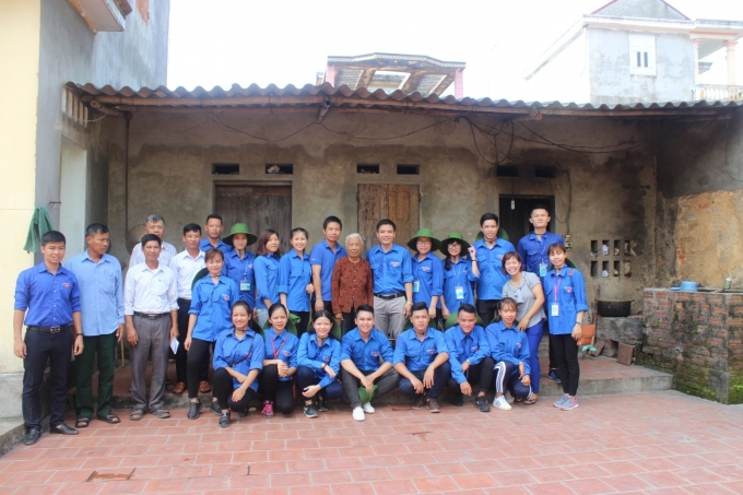 Đ/c Nguyễn Văn Tạo ph&oacute; b&iacute; thư Đo&agrave;n trường c&ugrave;ng với đội t&igrave;nh nguyện thăm hỏi, động vi&ecirc;n, trao qu&agrave; cho c&aacute;c gia đ&igrave;nh ch&iacute;nh s&aacute;ch tr&ecirc;n địa b&agrave;n x&atilde;. Ảnh Xị Nguyễn