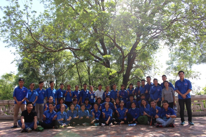 Đo&agrave;n t&igrave;nh nguyện chụp ảnh lưu niệm tại Ch&ugrave;a Bổ Đ&agrave;, huyện Việt Y&ecirc;n, tỉnh Bắc Giang -&nbsp; di t&iacute;ch lịch sử t&acirc;m linh &nbsp;khi đo&agrave;n đi tham quan, kết th&uacute;c h&agrave;nh tr&igrave;nh t&igrave;nh nguyện h&egrave; 2016. Ảnh Xị Nguyễn