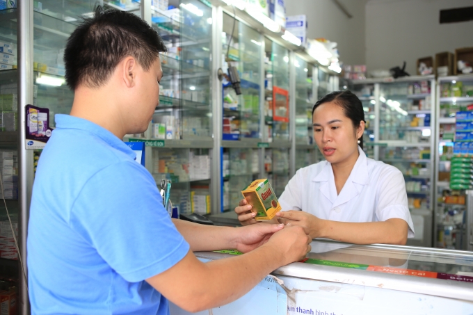 Chị Lan Anh chủ nh&agrave; thuốc Quỳnh Mai vui vẻ tư vấn sản phẩm T&acirc;m B&igrave;nh cho người ti&ecirc;u d&ugrave;ng.