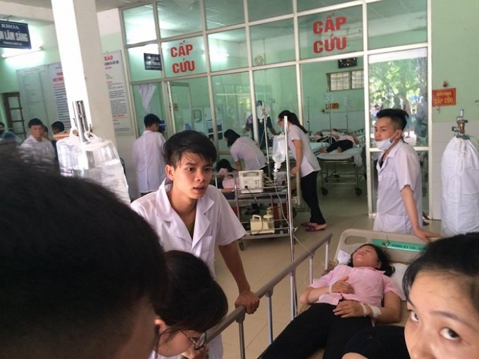 Gần 100 c&ocirc;ng nh&acirc;n bị ngộ độc thực phẩm nhập viện ngay sau khi c&oacute; triệu chứng buồn n&ocirc;n, hoa mắt.