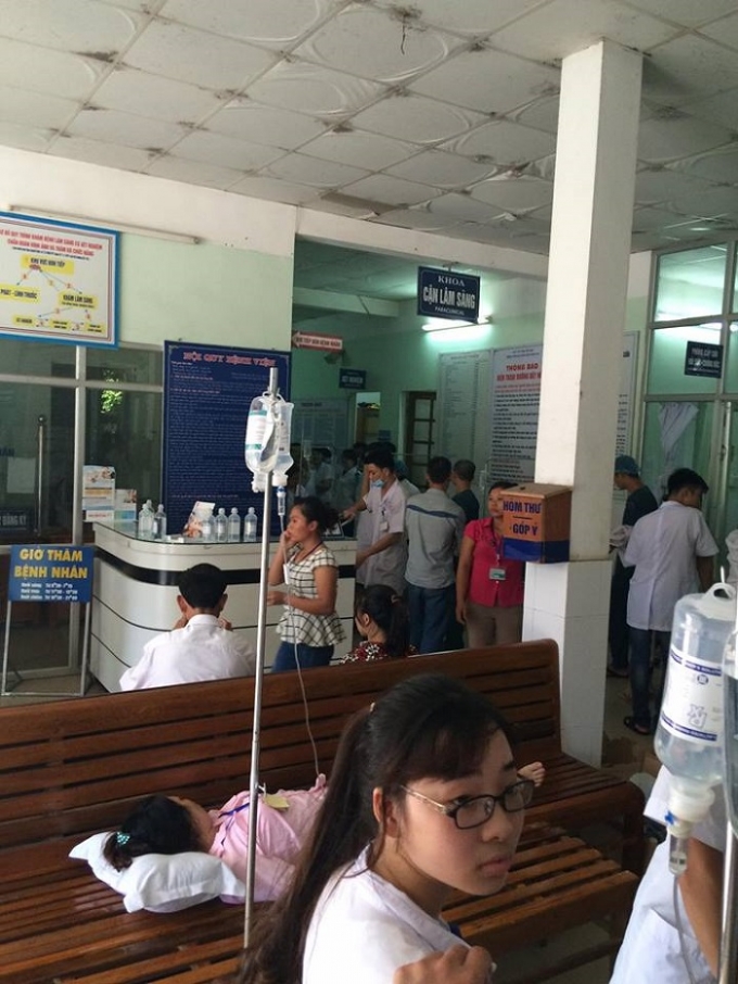 Ngay sau khi chuyển đến bệnh viện, c&aacute;c b&aacute;c sỹ tiến h&agrave;nh lấy mẫu x&eacute;t nghiệm.