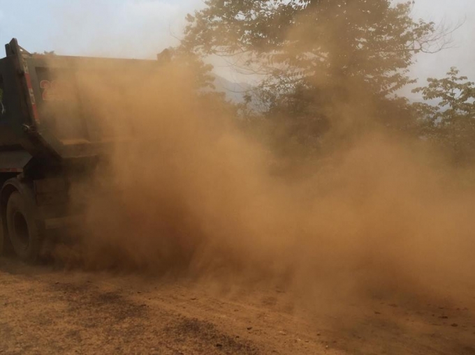 M&ocirc;i trường sống của người d&acirc;n ở x&atilde; Sơn Thủy (Văn B&agrave;n, L&agrave;o Cai) bị &ocirc; nhiễm do c&aacute;c xe tải, xe đầu k&eacute;o chở quặng g&acirc;y ra.