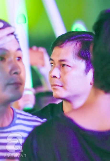 Chu Đăng Khoa &acirc;m thầm d&otilde;i theo người phụ nữ của m&igrave;nh tỏa s&aacute;ng tr&ecirc;n s&acirc;n khấu.