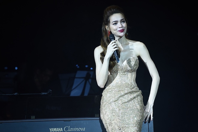 Trong liveshow, Hồ Ngọc H&agrave; rơi nước mắt khi nhớ về cha nu&ocirc;i đ&atilde; khuất. &Ocirc;ng l&agrave; người đ&atilde; khuyến kh&iacute;ch nữ ca sĩ đi theo con đường nghệ thuật sau một thời gian quan s&aacute;t c&ocirc; đệm đ&agrave;n cho bố mẹ ruột h&aacute;t đ&aacute;m cưới. Cha nu&ocirc;i đ&atilde; n&oacute;i với H&agrave; Hồ rằng: