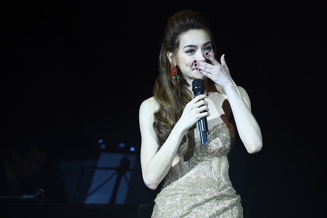 H&agrave; Hồ cũng gửi lời cảm ơn bố mẹ ruột v&agrave; mẹ nu&ocirc;i. Nhớ về những năm th&aacute;ng xa gia đ&igrave;nh từ l&uacute;c 12 tuổi để l&ecirc;n H&agrave; Nội sinh sống, học tập, c&ocirc; vừa n&oacute;i vừa rơi nước mắt: