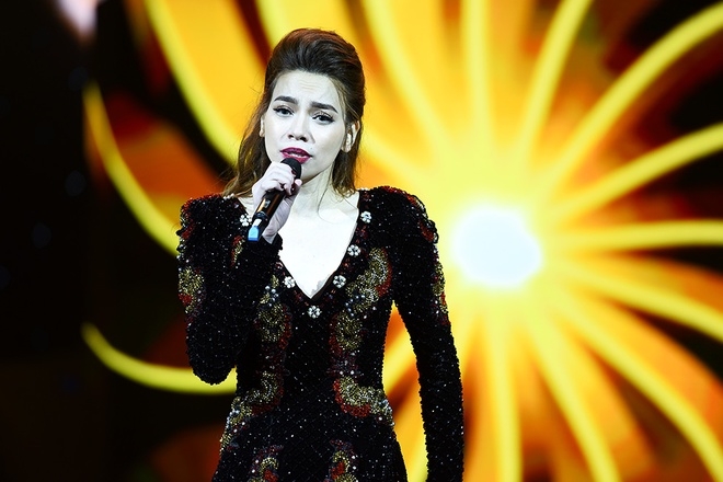 Đ&ecirc;m nhạc k&eacute;o d&agrave;i gần ba tiếng, kết th&uacute;c trong sự h&ograve; reo của kh&aacute;n giả. Ảnh Giang Huy