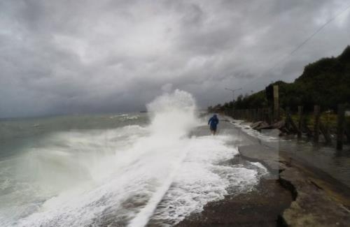 B&atilde;o số 2 gần biển Đ&ocirc;ng, đề ph&ograve;ng mưa d&ocirc;ng lốc xo&aacute;y v&agrave; gi&oacute; giật mạnh. Ảnh minh họa: TTXVN