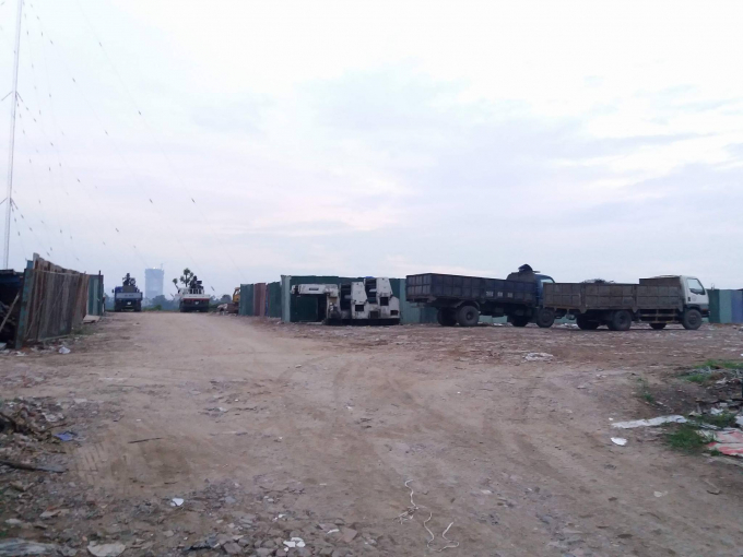 &nbsp;Khu đất trống th&agrave;nh h&agrave;ng chục b&atilde;i đỗ xe, tập kết cốp pha x&acirc;y dựng, s&acirc;n b&oacute;ng, gara &ocirc;t&ocirc;&hellip;&nbsp;&nbsp;