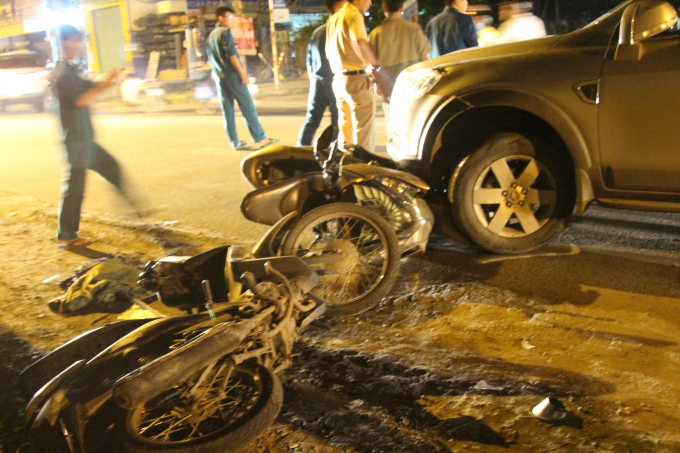 Chiếc &ocirc; t&ocirc; đi&ecirc;n t&ocirc;ng 4 xe m&aacute;y l&agrave;m nhiều người bị thương.