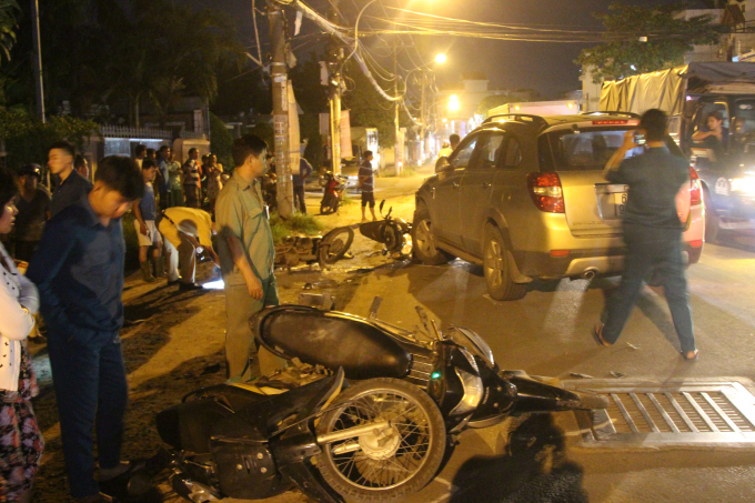 Xe m&aacute;y nằm la liệt tại hiện trường.