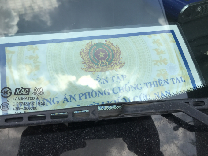 Tờ giấy c&oacute; logo ng&agrave;nh c&ocirc;ng an tr&ecirc;n chiếc &ocirc; t&ocirc; g&acirc;y tai nạn.