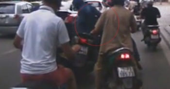 Hà Nội: Cô gái bị dàn cảnh cướp mất túi xách