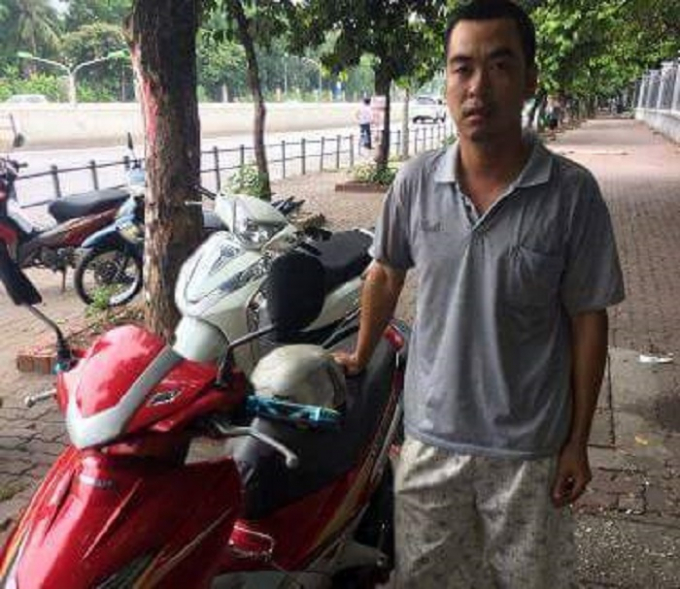 Anh Vũ Đức Long v&ocirc; c&ugrave;ng bất ngờ khi nhận lại chiếc xe m&aacute;y sau 7 năm bị mất.