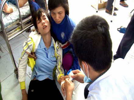 C&ocirc;ng nh&acirc;n Cty Samhoo ngộ độc. Ảnh: P.T.