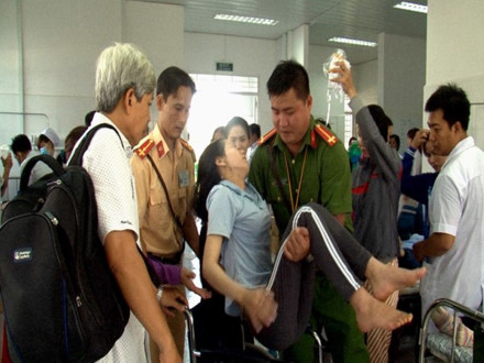 Kh&ocirc;ng chỉ c&oacute; lực lượng y tế, m&agrave; c&oacute; cả lực lương c&ocirc;ng an cũng tham gia chuyển bệnh nh&acirc;n cấp cứu.