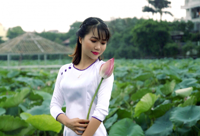 Quỳnh Anh, hiện đang sinh sống v&agrave; l&agrave;m việc tại H&agrave; Nội chia sẻ &ldquo;M&igrave;nh rất th&iacute;ch hoa sen, bởi n&oacute; mang lại cảm gi&aacute;c tinh kh&ocirc;i, nhẹ nh&agrave;ng. Dường như năm n&agrave;o cũng vậy, cứ mỗi khi m&ugrave;a sen đến m&igrave;nh lại tới những hồ sen ở H&agrave; Nội để chụp ảnh&rdquo;.