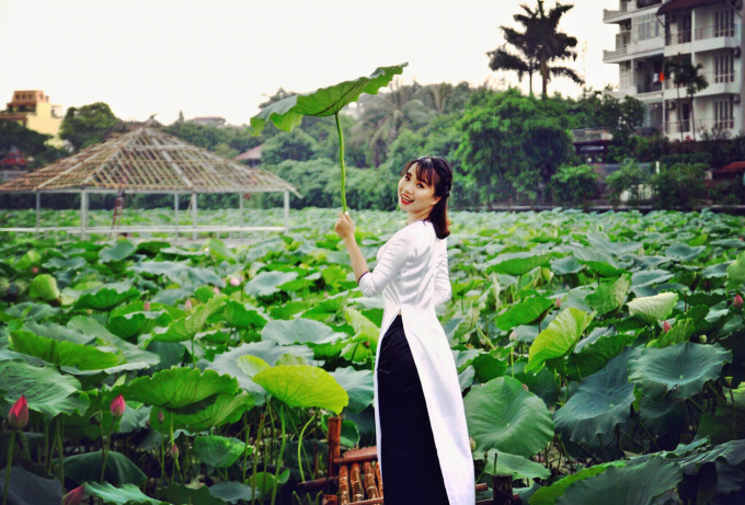 Giới trẻ h&agrave;o hứng khoe sắc c&ugrave;ng hoa sen