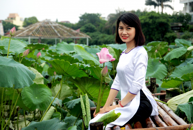 Thiếu nữ xinh tươi tạo d&aacute;ng giữa đầm sen.
