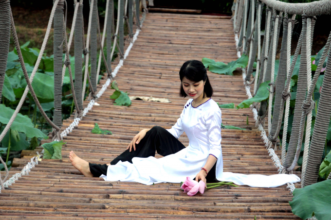 Giới trẻ h&agrave;o hứng khoe sắc c&ugrave;ng hoa sen