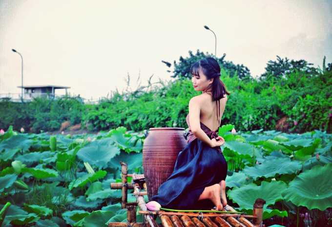 Giới trẻ h&agrave;o hứng khoe sắc c&ugrave;ng hoa sen