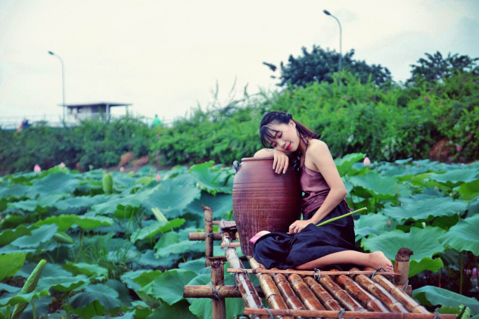 Giới trẻ h&agrave;o hứng khoe sắc c&ugrave;ng hoa sen