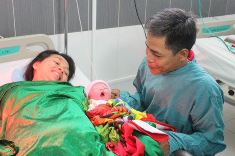 Niềm vui của 2 vợ chồng b&ecirc;n c&ocirc; con g&aacute;i đầu l&ograve;ng