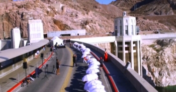 Bản tin Thời trang Plus số 21: Đập thủy điện trở thành sàn diễn catwalk