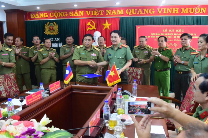 Lễ k&yacute; kết ghi nhớ đảm bảo ANTT giữa CATT Huế v&agrave; Sở An ninh tỉnh Sa-van-na-khẹt nước bạn L&agrave;o.