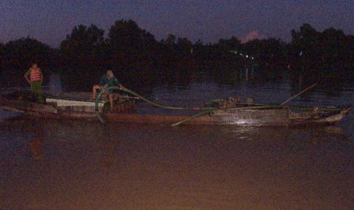 Phương tiện khai th&aacute;c c&aacute;t tr&aacute;i ph&eacute;p bị lực lượng C&ocirc;ng an bắt giữ.