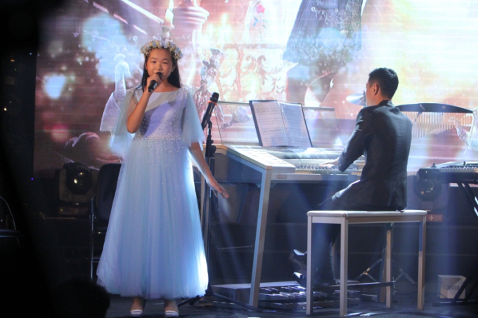 Nhật Hạ h&uacute;t hồn kh&aacute;n giả của