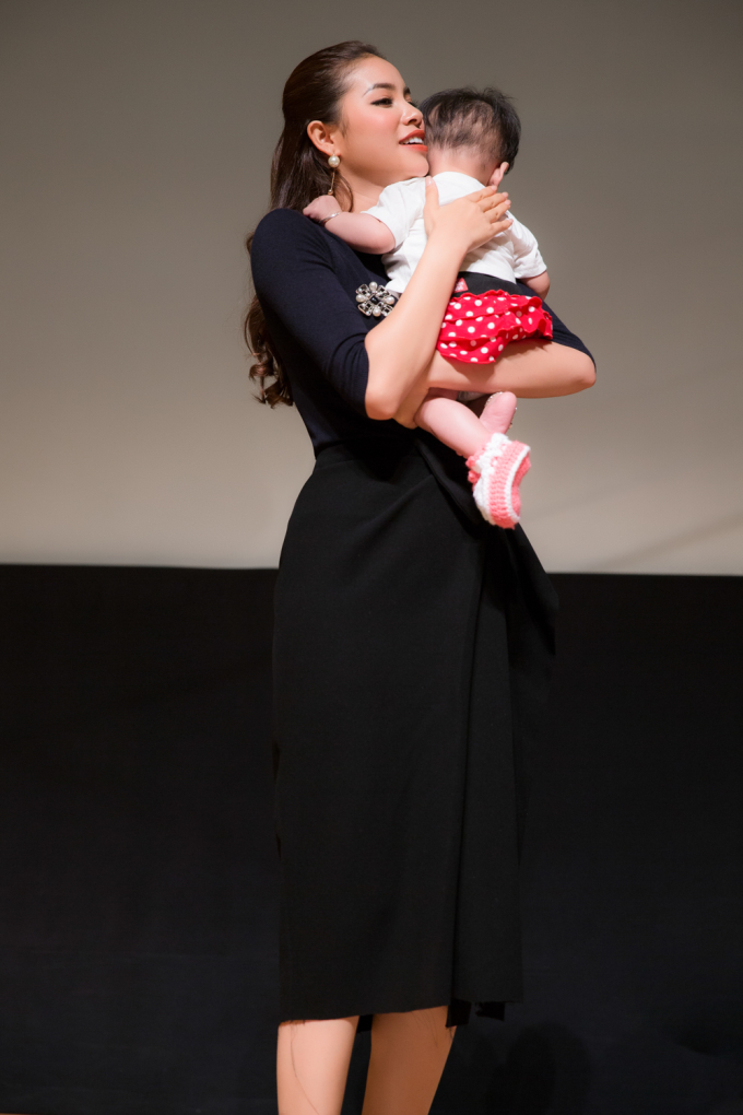 Phạm Hương c&ograve;n rất ấn tượng với b&agrave; mẹ trẻ bế con g&aacute;i 6 th&aacute;ng tuổi để mong được chụp ảnh c&ugrave;ng.