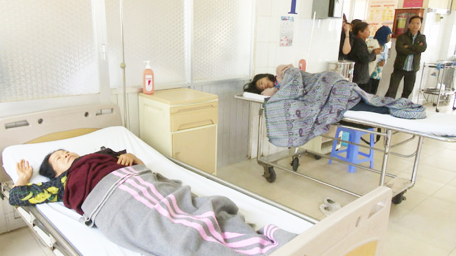 C&aacute;c bệnh nh&acirc;n nhập viện nghi do ngộ độc thực phẩm được cấp cứu tại Bệnh viện đa khoa L&acirc;m Đồng ng&agrave;y 3/6 vừa qua.