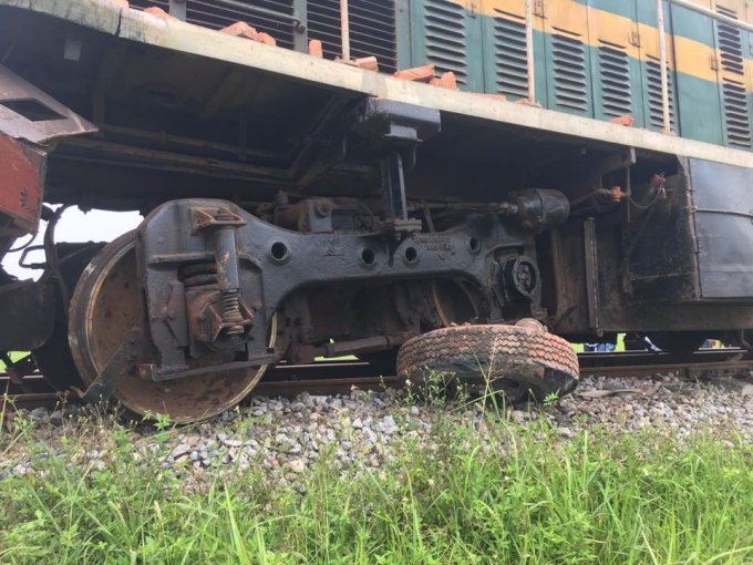 H&agrave; Nội: T&agrave;u hỏa đ&acirc;m xe tải chở gạch, t&agrave;i xế tử vong tại chỗ