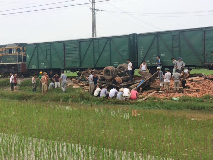 H&agrave; Nội: T&agrave;u hỏa đ&acirc;m xe tải chở gạch, t&agrave;i xế tử vong tại chỗ