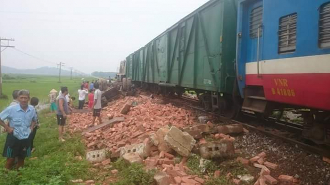 H&agrave; Nội: T&agrave;u hỏa đ&acirc;m xe tải chở gạch, t&agrave;i xế tử vong tại chỗ