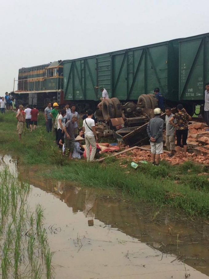 H&agrave; Nội: T&agrave;u hỏa đ&acirc;m xe tải chở gạch, t&agrave;i xế tử vong tại chỗ