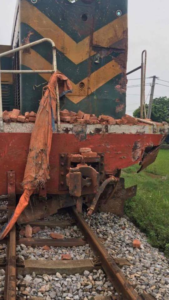 H&agrave; Nội: T&agrave;u hỏa đ&acirc;m xe tải chở gạch, t&agrave;i xế tử vong tại chỗ