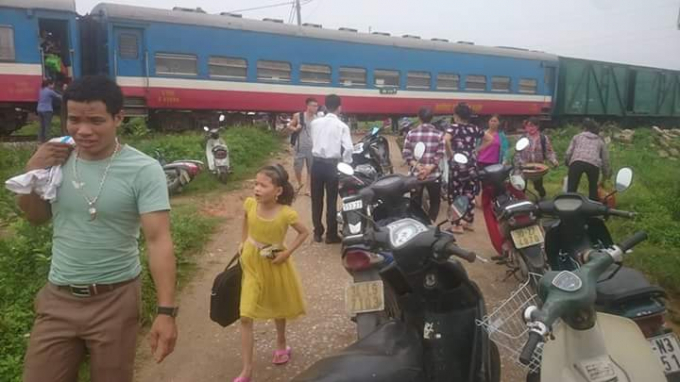 H&agrave; Nội: T&agrave;u hỏa đ&acirc;m xe tải chở gạch, t&agrave;i xế tử vong tại chỗ