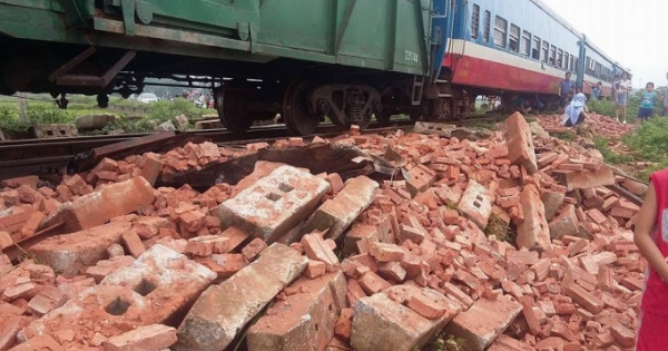 Xe tải chở gạch băng qua đường, tài xế bị tàu hoả đâm tử vong