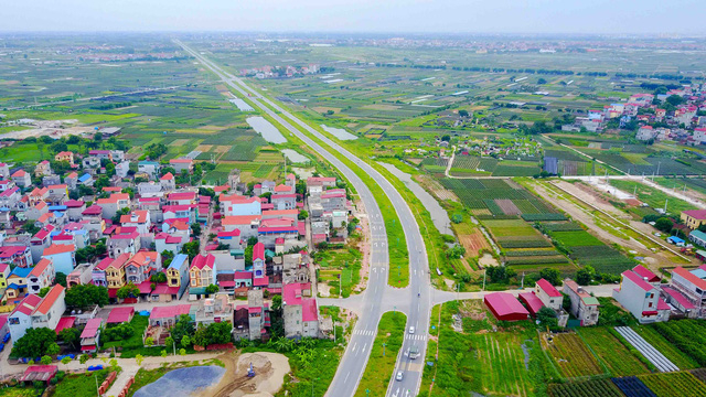 Tuyến đường trục trung t&acirc;m khu đ&ocirc; thị mới huyện M&ecirc; Linh d&agrave;i khoảng 15 km, c&oacute; tổng mức đầu tư tr&ecirc;n 2.300 tỷ đồng, được th&ocirc;ng xe giữa năm 2016.