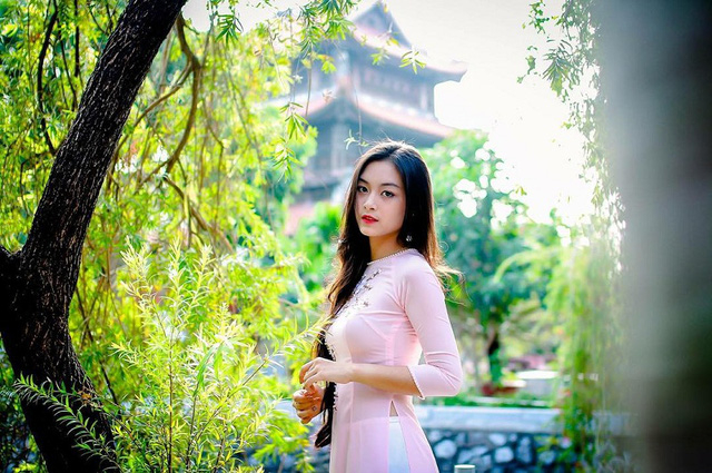 Nguyễn Tố Anh (sinh năm 1999, tại Hải Ph&ograve;ng), l&agrave; cựu nữ sinh trường THPT chuy&ecirc;n Trần Ph&uacute;. 9X vừa ho&agrave;n th&agrave;nh kỳ thi THPT quốc gia, chuẩn bị du học Ph&aacute;p.