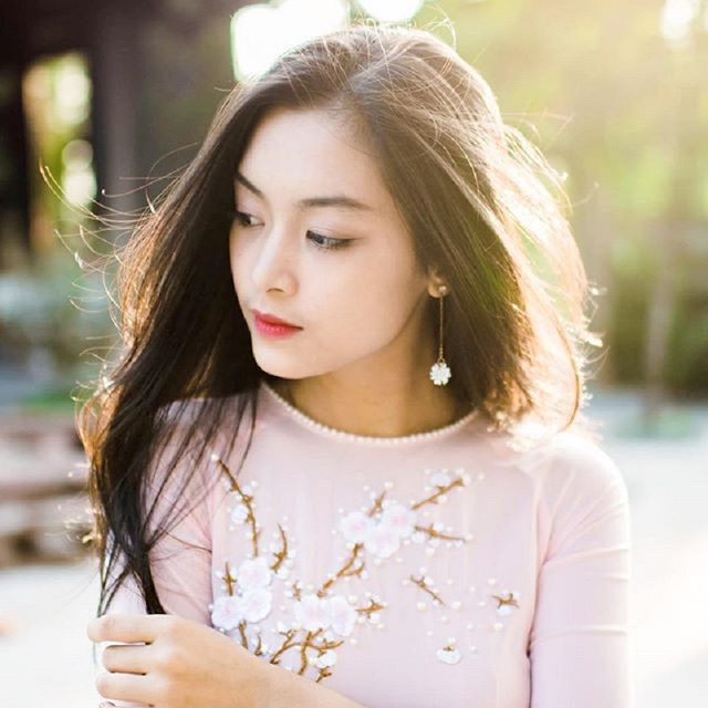 Gương mặt xinh đẹp, v&oacute;c d&aacute;ng c&acirc;n đối c&ugrave;ng chiều cao l&yacute; tưởng 1,72 m, nữ sinh Hải Ph&ograve;ng được nhận x&eacute;t l&agrave; t&ocirc;n l&ecirc;n vẻ đẹp &Aacute; Đ&ocirc;ng khi diện &aacute;o d&agrave;i truyền thống.
